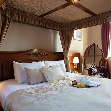 Scholars Townhouse 3*